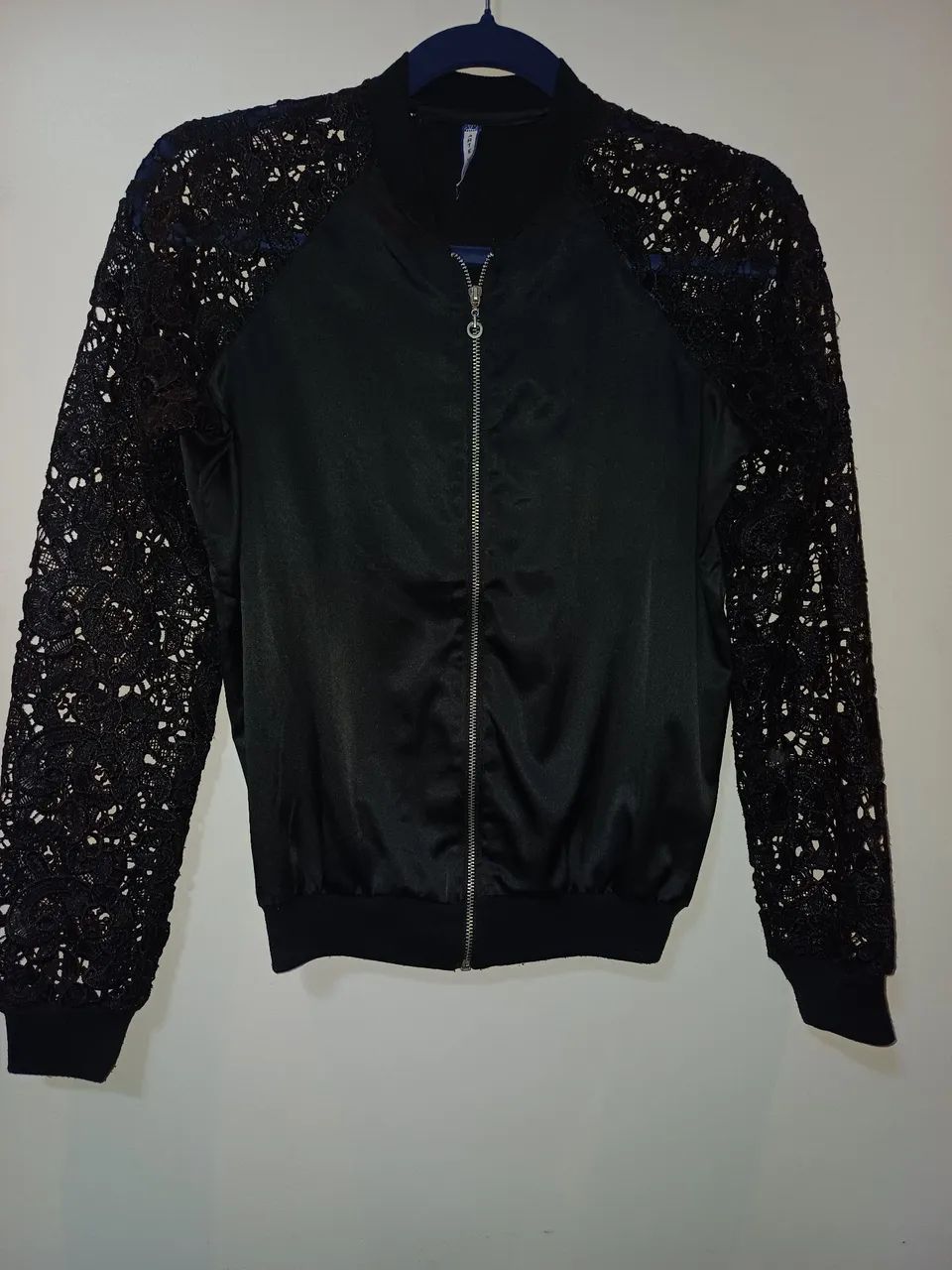 Jaqueta bomber de renda preta semi-nova,  tam.38