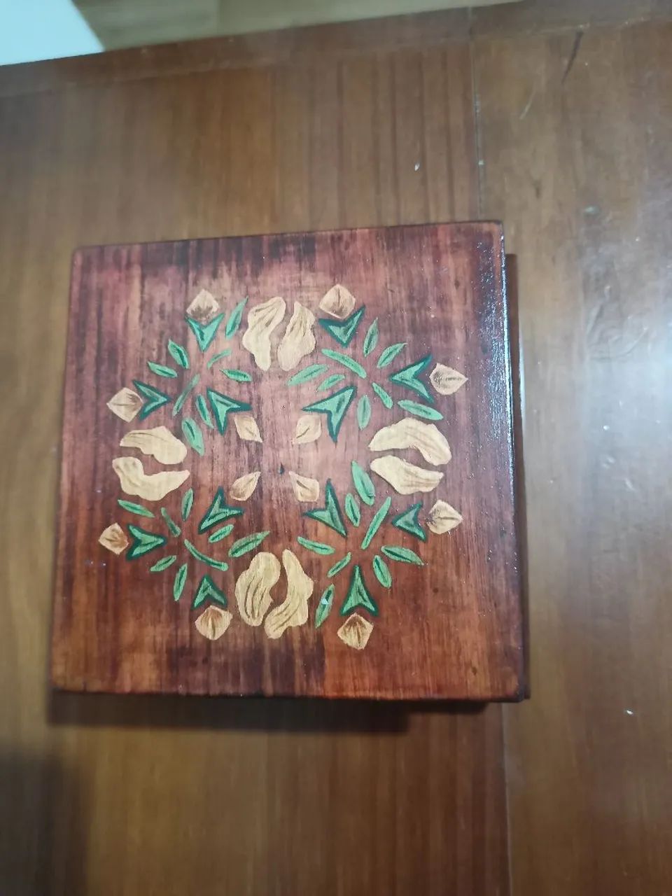 Caixa de madeira vintage com detalhes em dourado - Foto 2