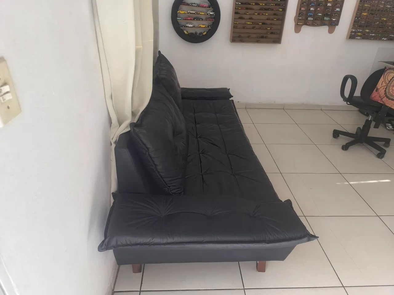 Sofá preto de dois lugares de corino  .