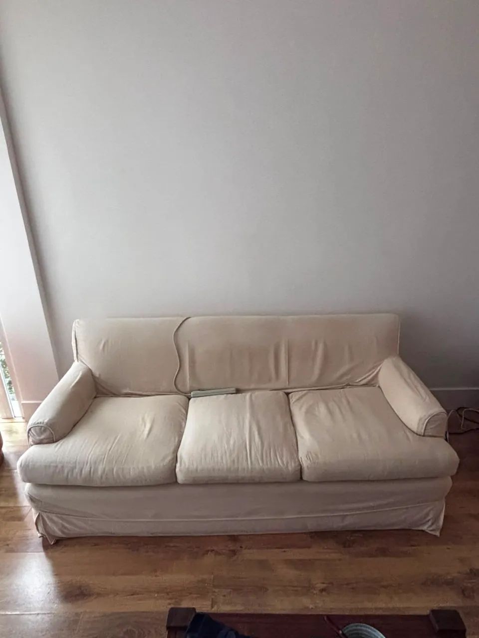 Sofá 3 lugares com capa e bom estado