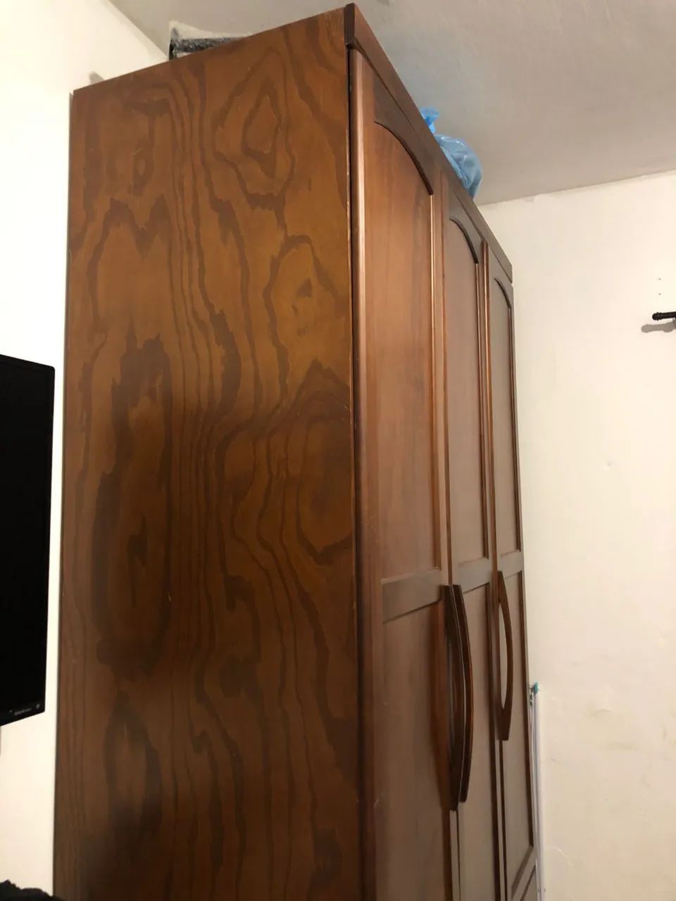 Guarda-Roupa de Madeira Maciça - 3 Portas e 4 Gavetas - Foto 5