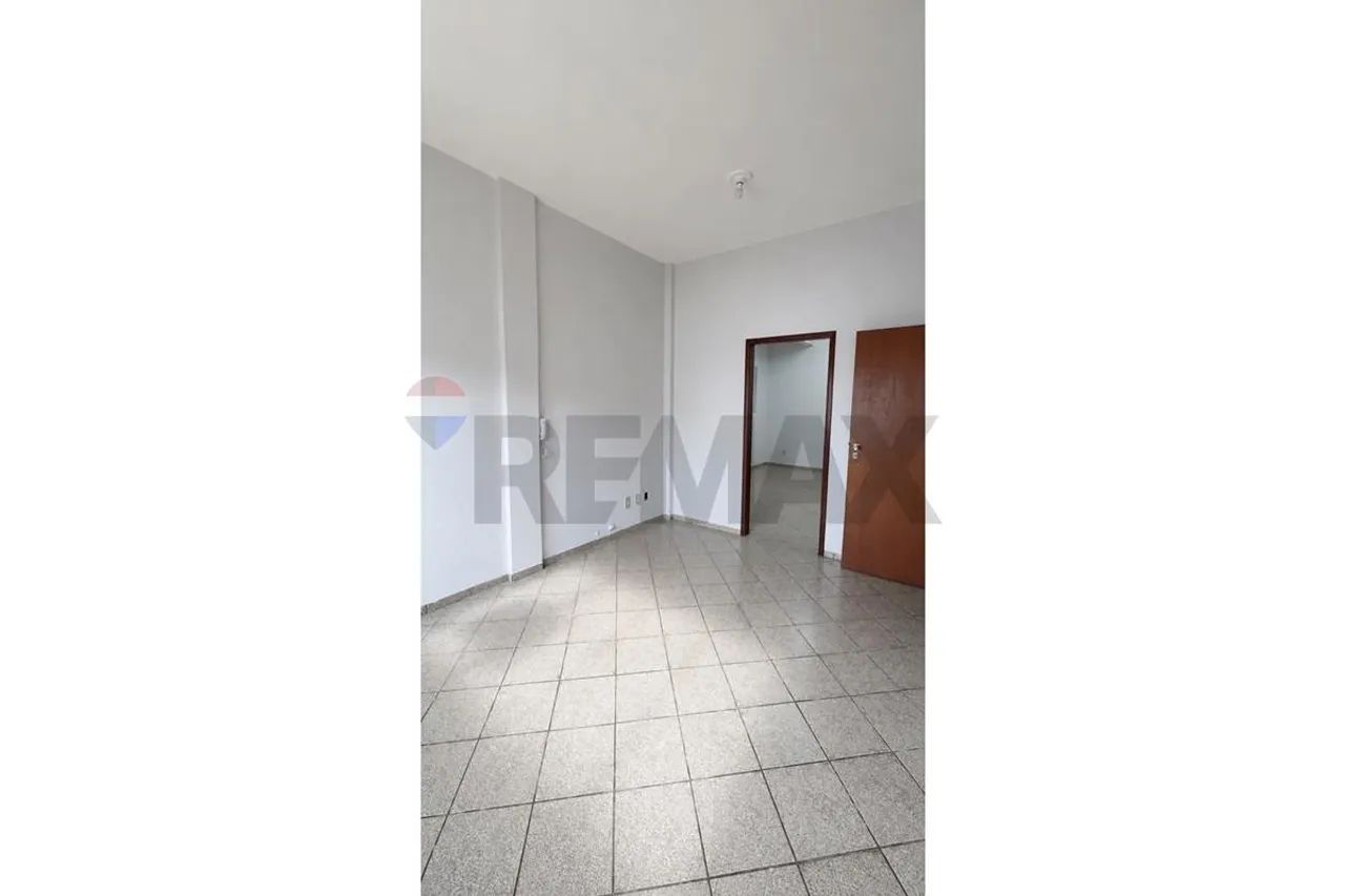 "Sala Comercial no Centro: Locação Imperdível!"