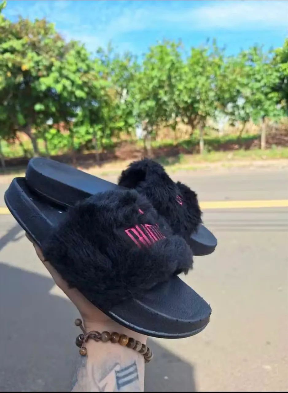 CHINELO SLIDE PUMA COM PELINHO