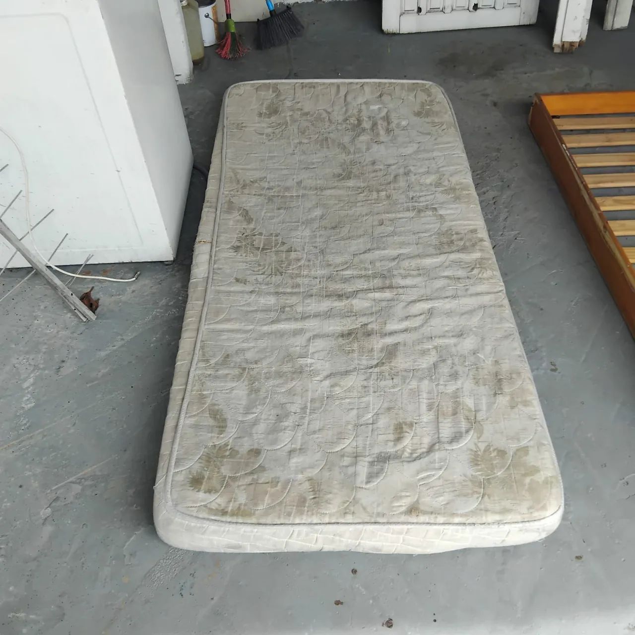 Cama de solteiro com colchão 