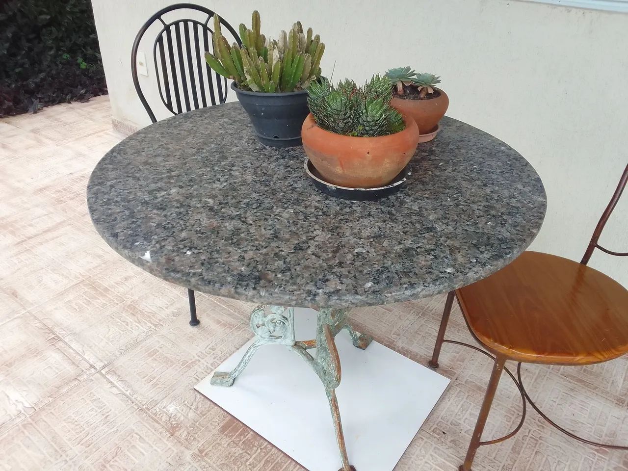 Mesa em granito com 2 cadeiras.Conservada - Foto 4