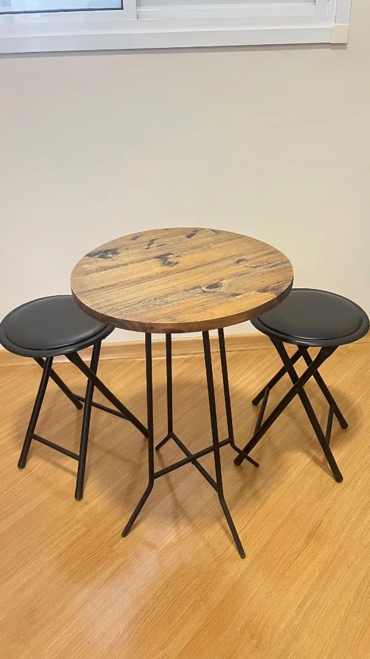 Mesa e bancos