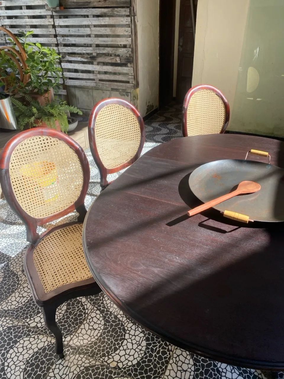 Mesa de jacarandá com 6 cadeias de medalhão 