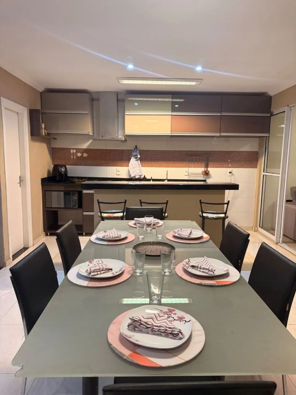 Mesa de vidro com 6 cadeiras e 3 banquetas 