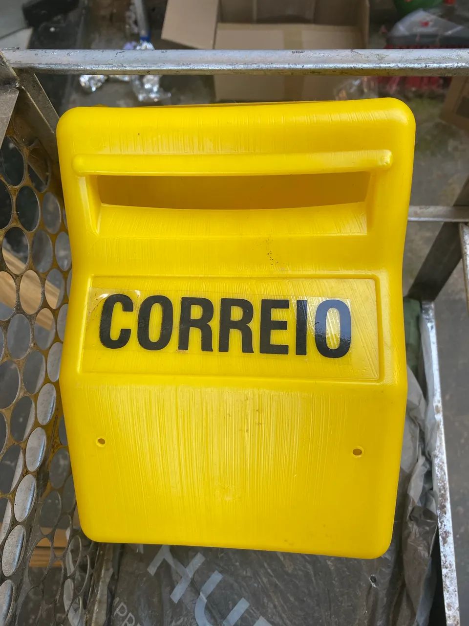     Caixa de correio plástica amarela - Foto 4