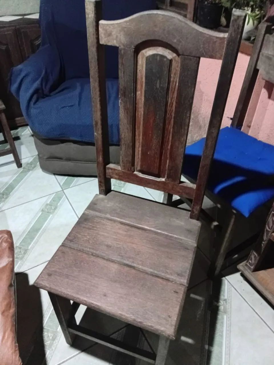 Conjunto com 4 cadeiras de madeira maciça 