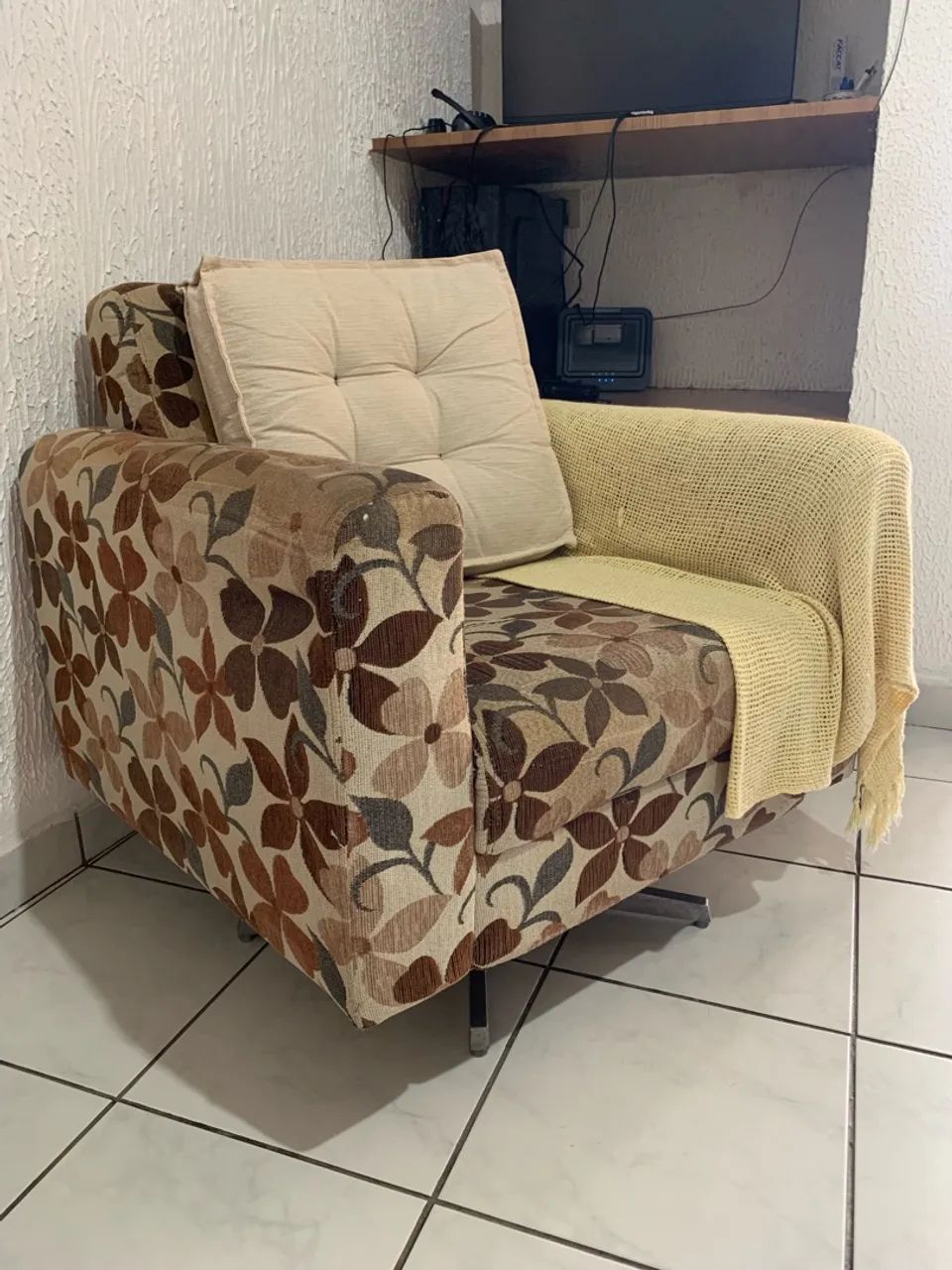 Poltrona Decorativa Giratória Usada - Bom Custo-Benefício