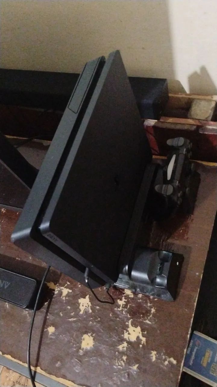 PS4 slim 1 tera com base para carregar o controles