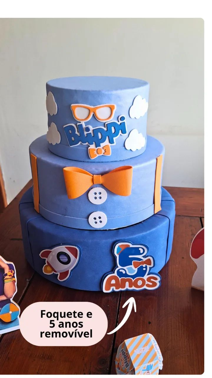 Bolo fake +5 display de mesa + 40 forminhas para doces Tema: Blippi