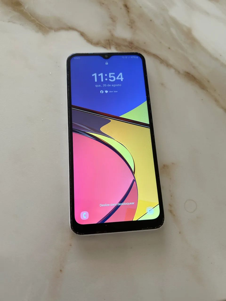 Samsung Galaxy A13 na cor branca.