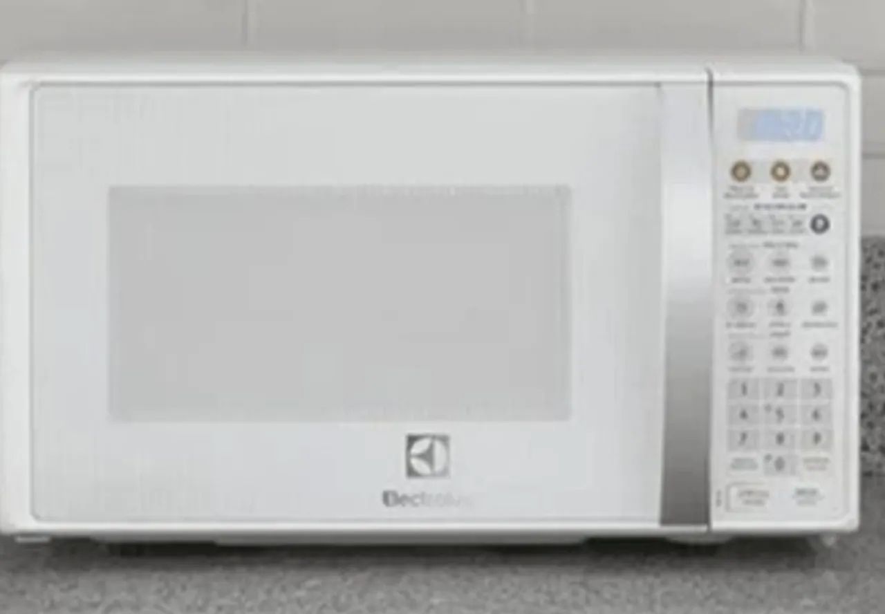 Microondas Eletrolux 20L pouquíssimo uso. 