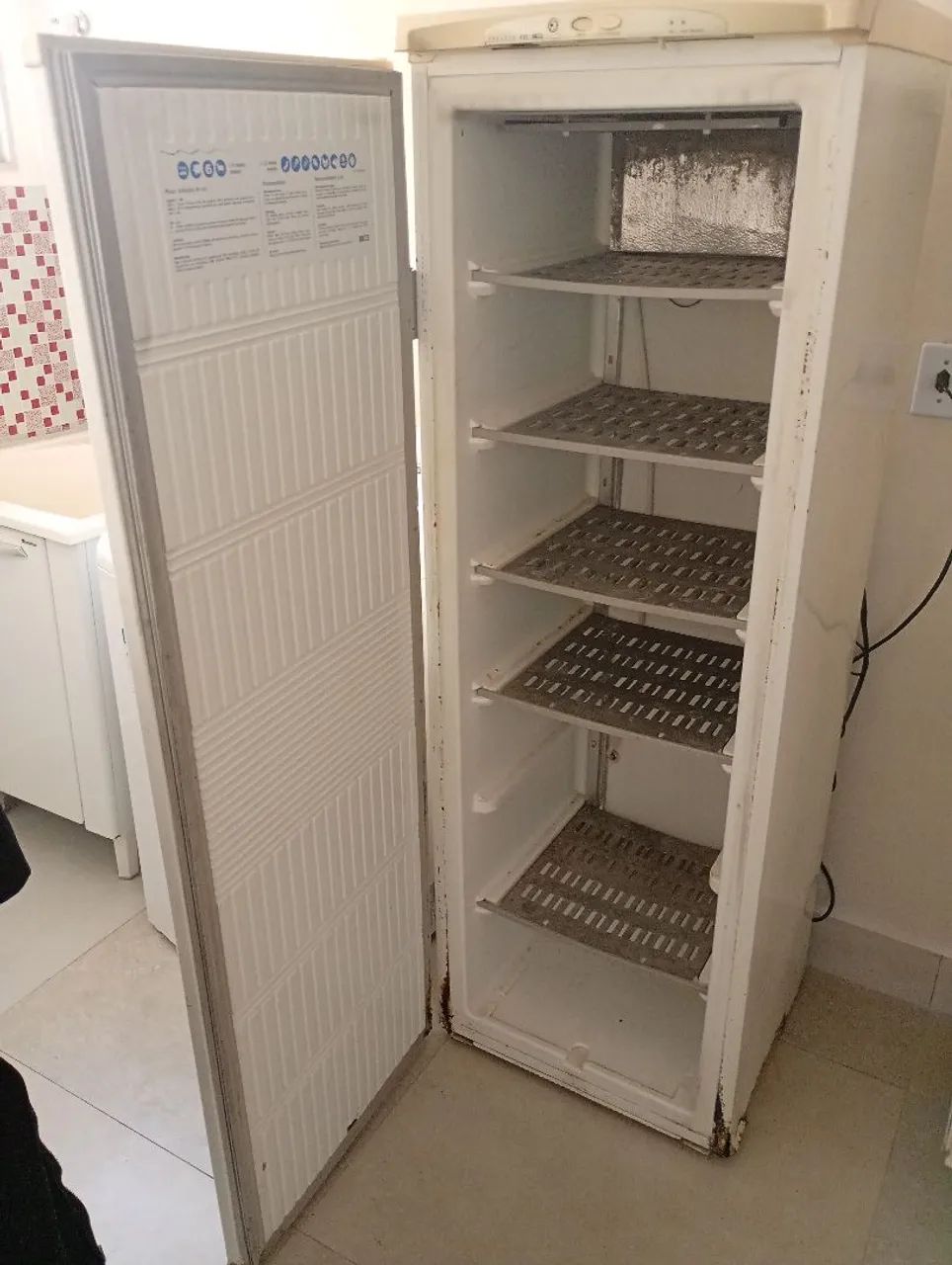 Freezer Vertical Electrolux Prosdócimo F25 - 248 Litros - 127V - Foto 5