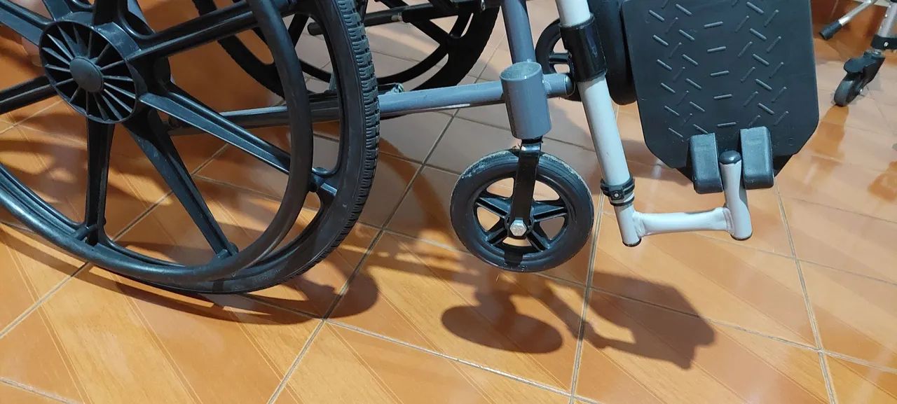 Vende-se cadeira de rodas  - Foto 4