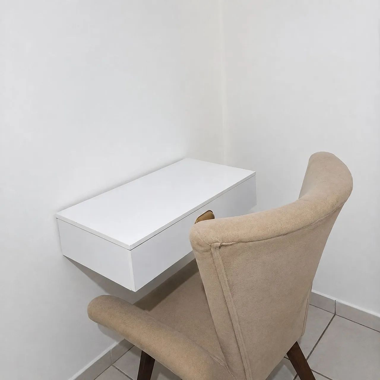 Penteadeira Suspensa + Cadeira Estofada - R$ 380