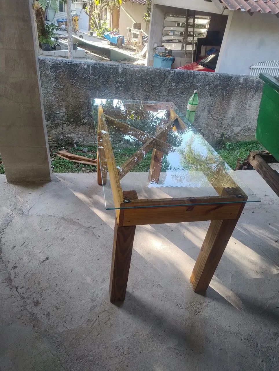 Mesa rústica com tampo de vidro
