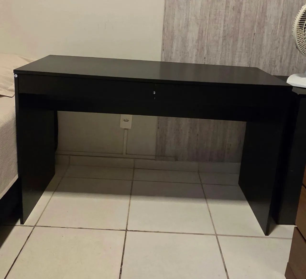 MESA PARA COMPUTADOR/ QUARTO PRETA