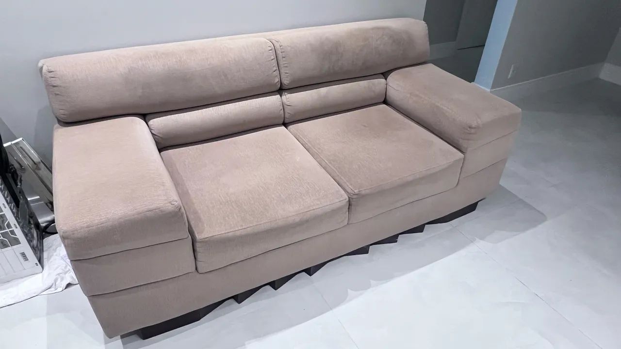 Sofá super conservado. 