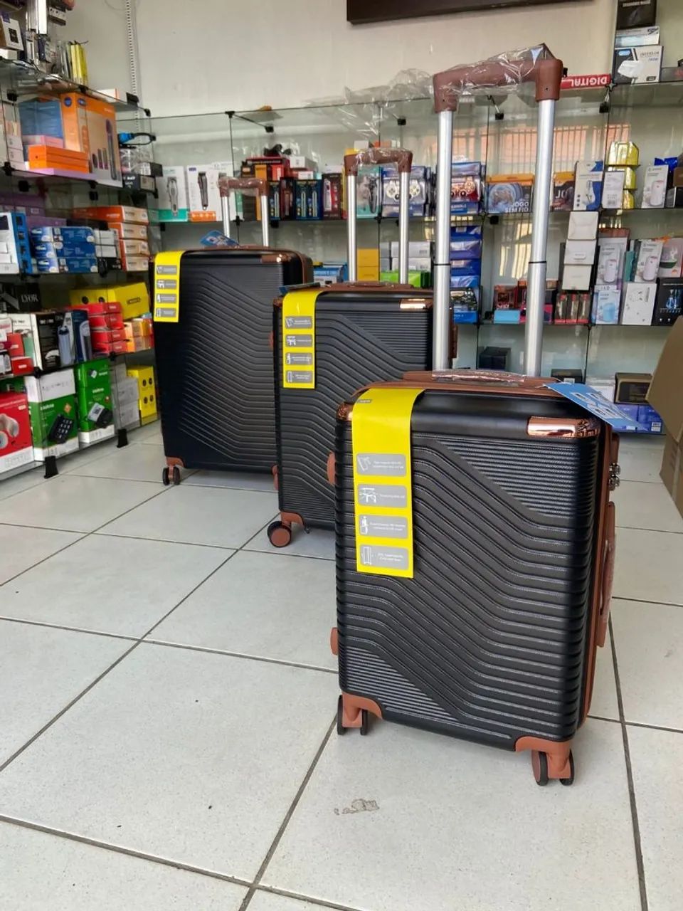 Kit 3 Malas de Viagem Rígidas - Preto com Detalhes Caramelo - Foto 4