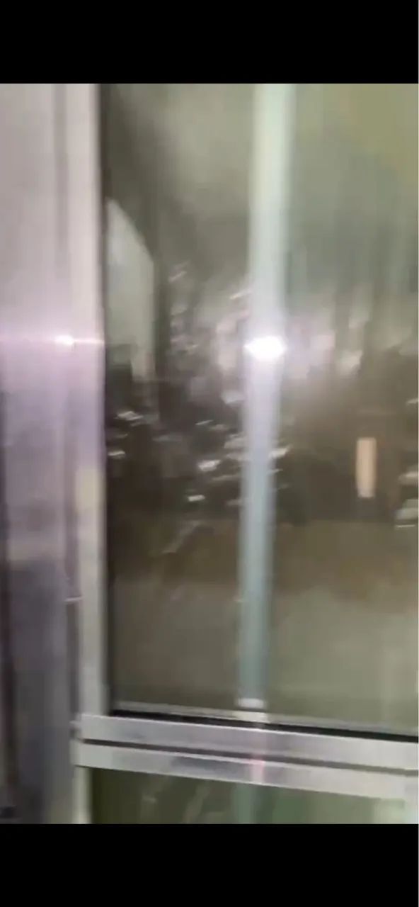 Porta de aluminio com parte aberta em cima e com trava - Foto 2