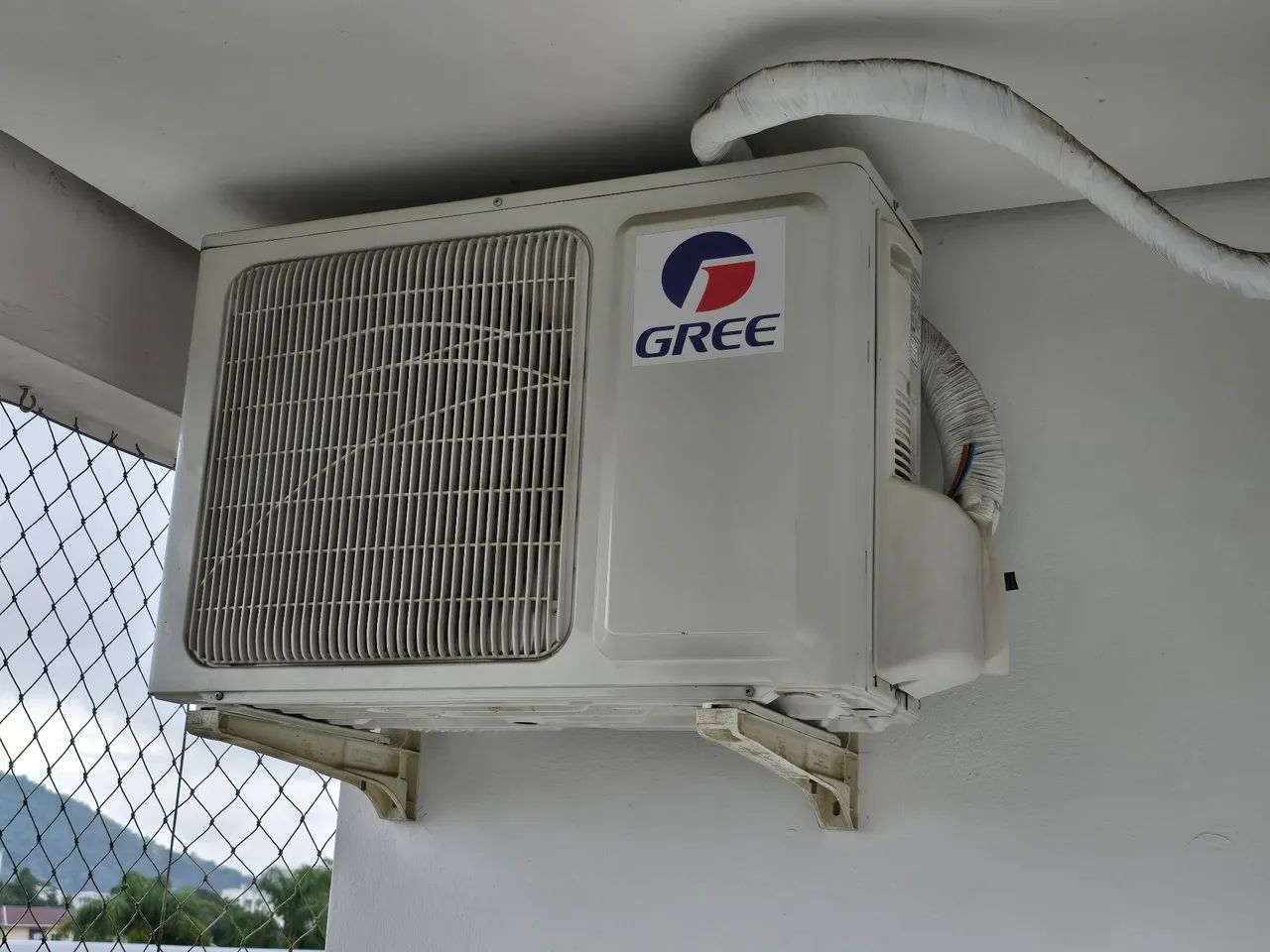Ar-condicionado Split Gree de 12.000 BTUs, quente e frio, 220V.