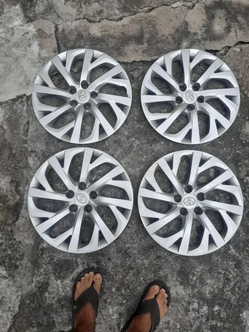 Jogo de aro 17 Toyota com calotas - Foto 2