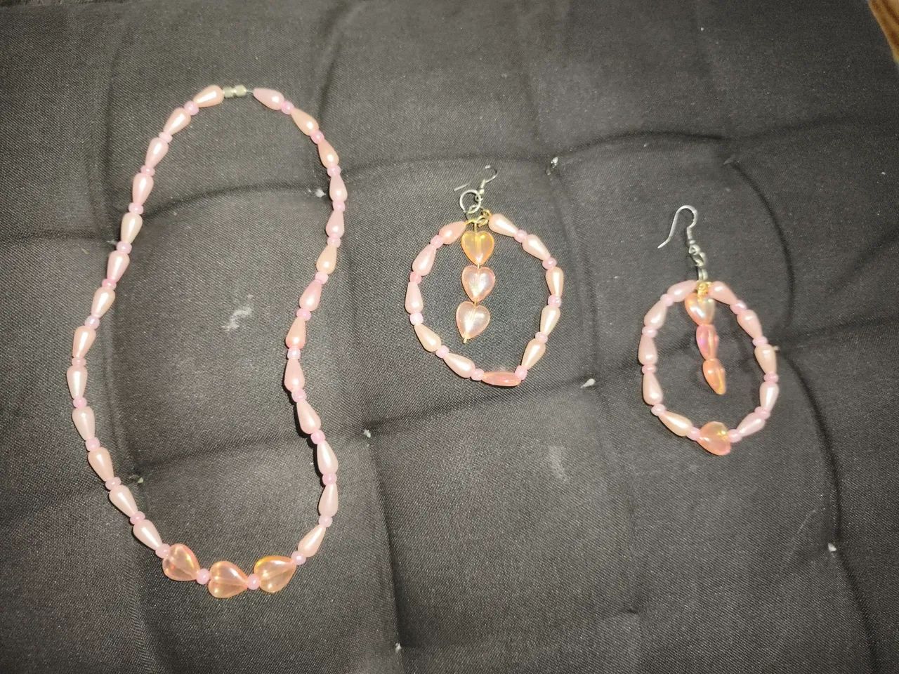 Kit cordão e brincos rosa de coração 
