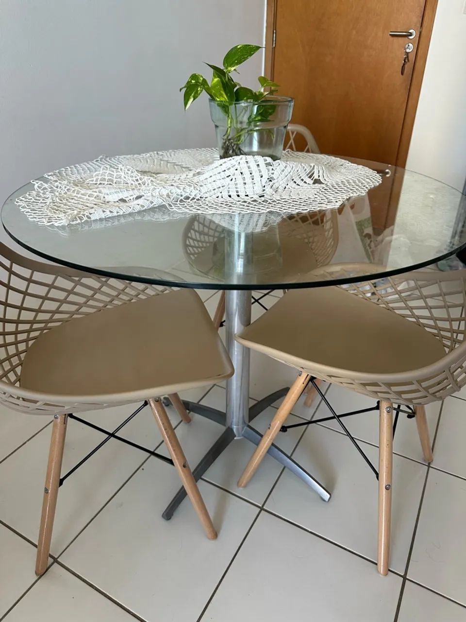 Mesa com três cadeiras  - Foto 4