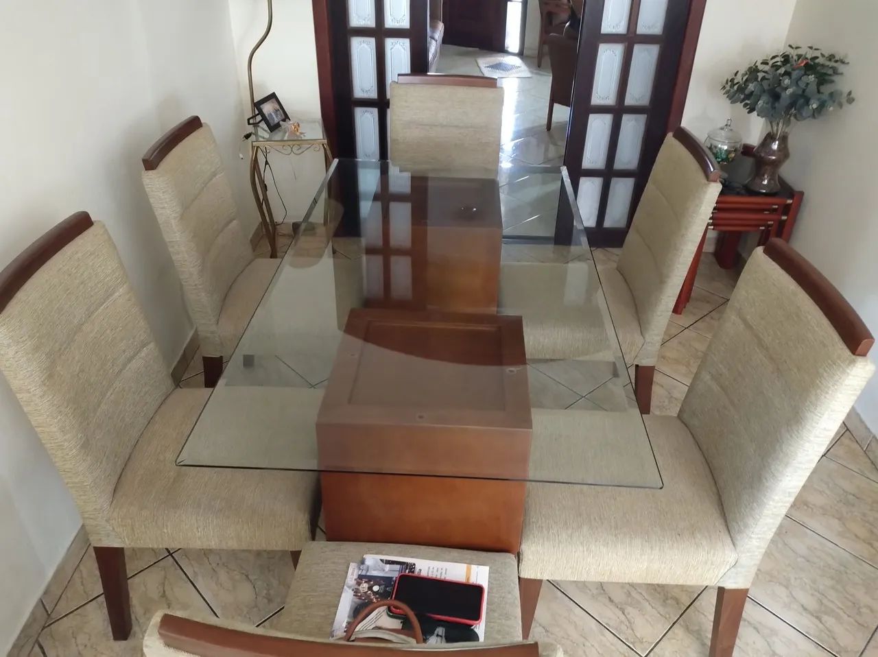 Mesa de Jantar com Tampo de Vidro + 6 Cadeiras Estofadas - Excelente Estado - Foto 3