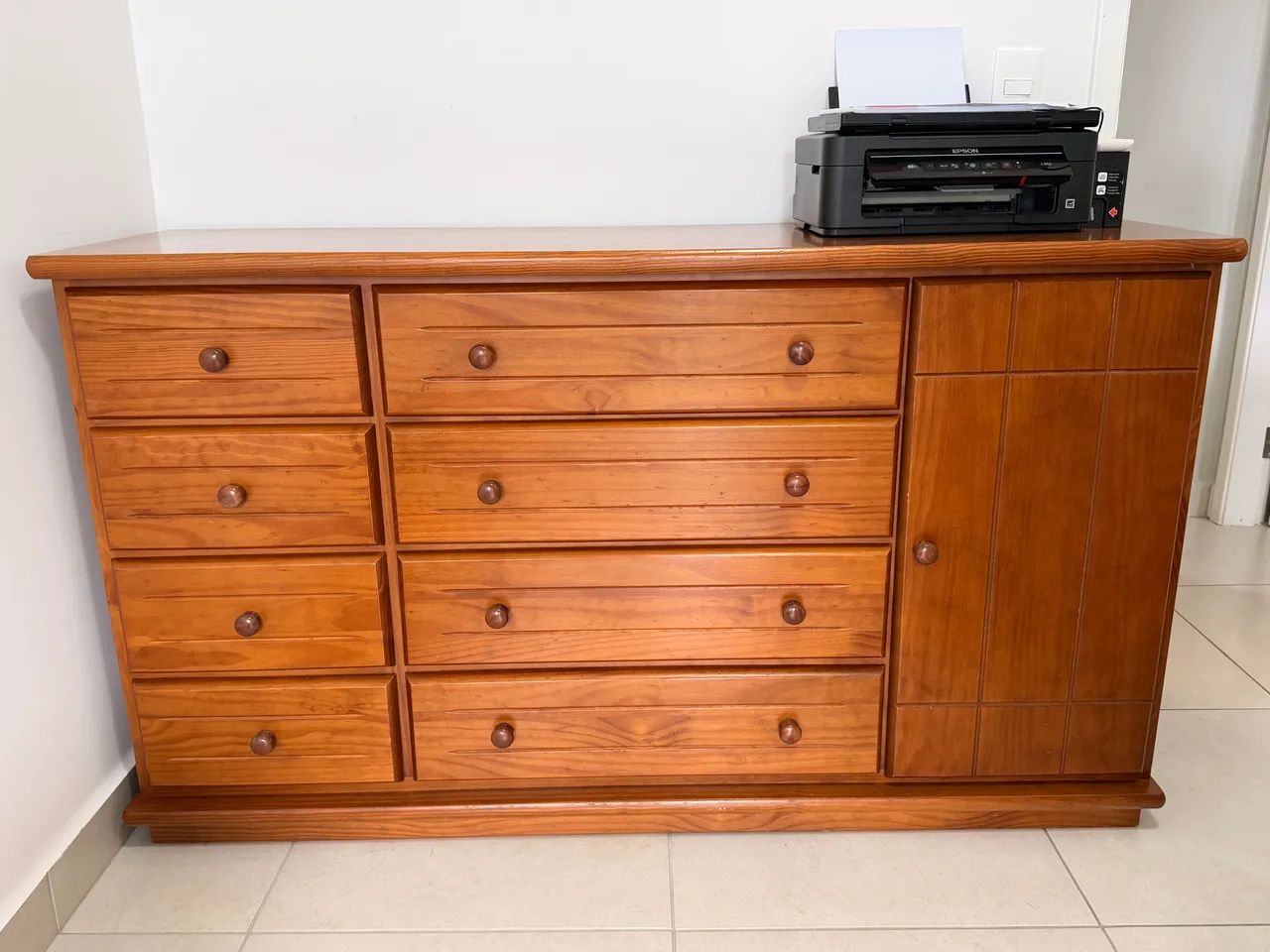 Cômoda de madeira maciça, impecável 1,56m x 92cm - Foto 4