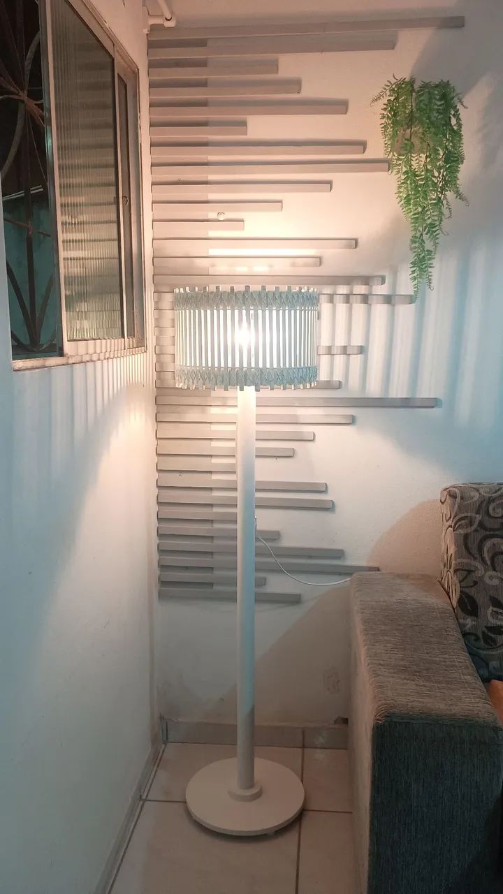 Luminária de canto em madeira. - Foto 5