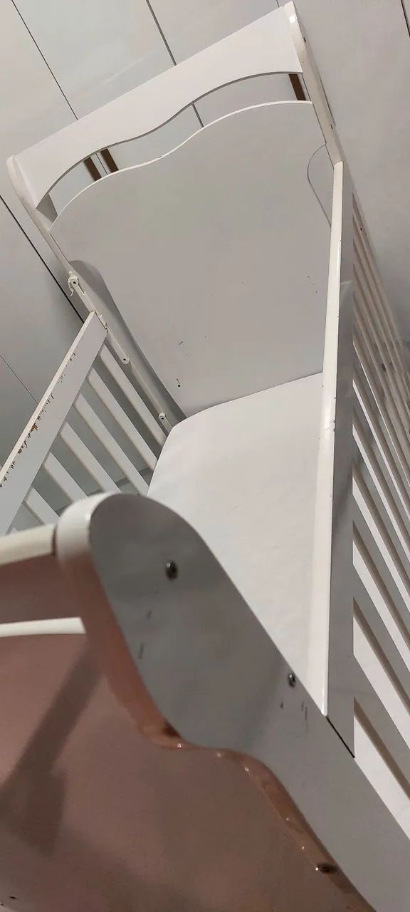 Berço com marcas de uso.
