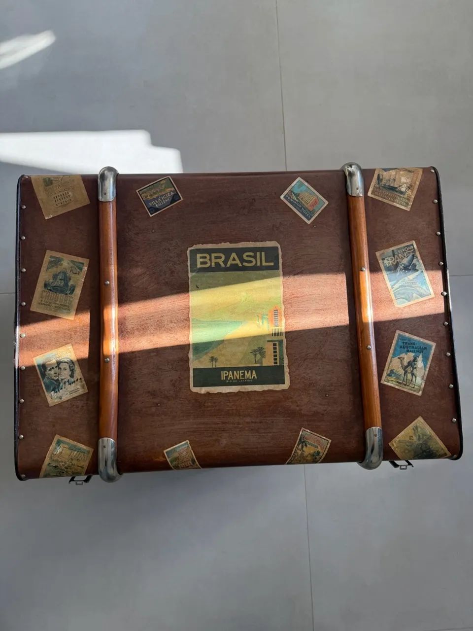 BAÚ ESTILO VINTAGE RETRÔ DECORADA COM RÓTULOS ANTIGOS - Foto 2