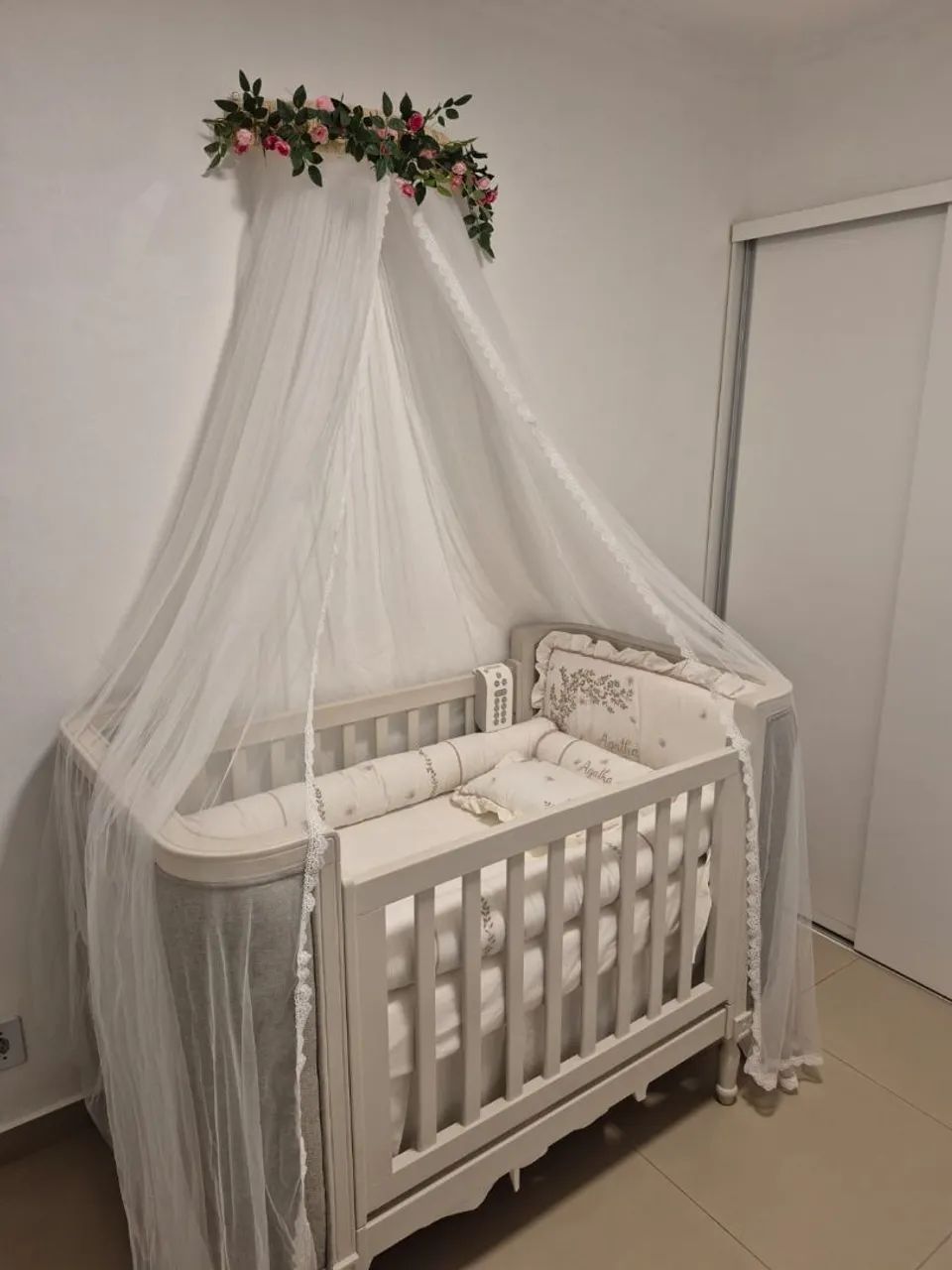 Berço estilo clássico estofado + colchão  - Foto 2