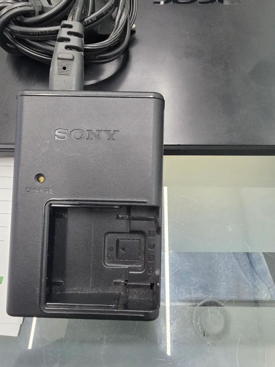 Carregador de bateria Sony BC-CSD. - Foto 2