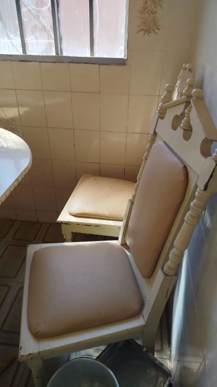 VENDO MÓVEIS E EXCELENTE ESTADO TEM UM INSTANTE MESINHA CAMA DE CASAL MESA CADEIRAS ALMOFA - Foto 4