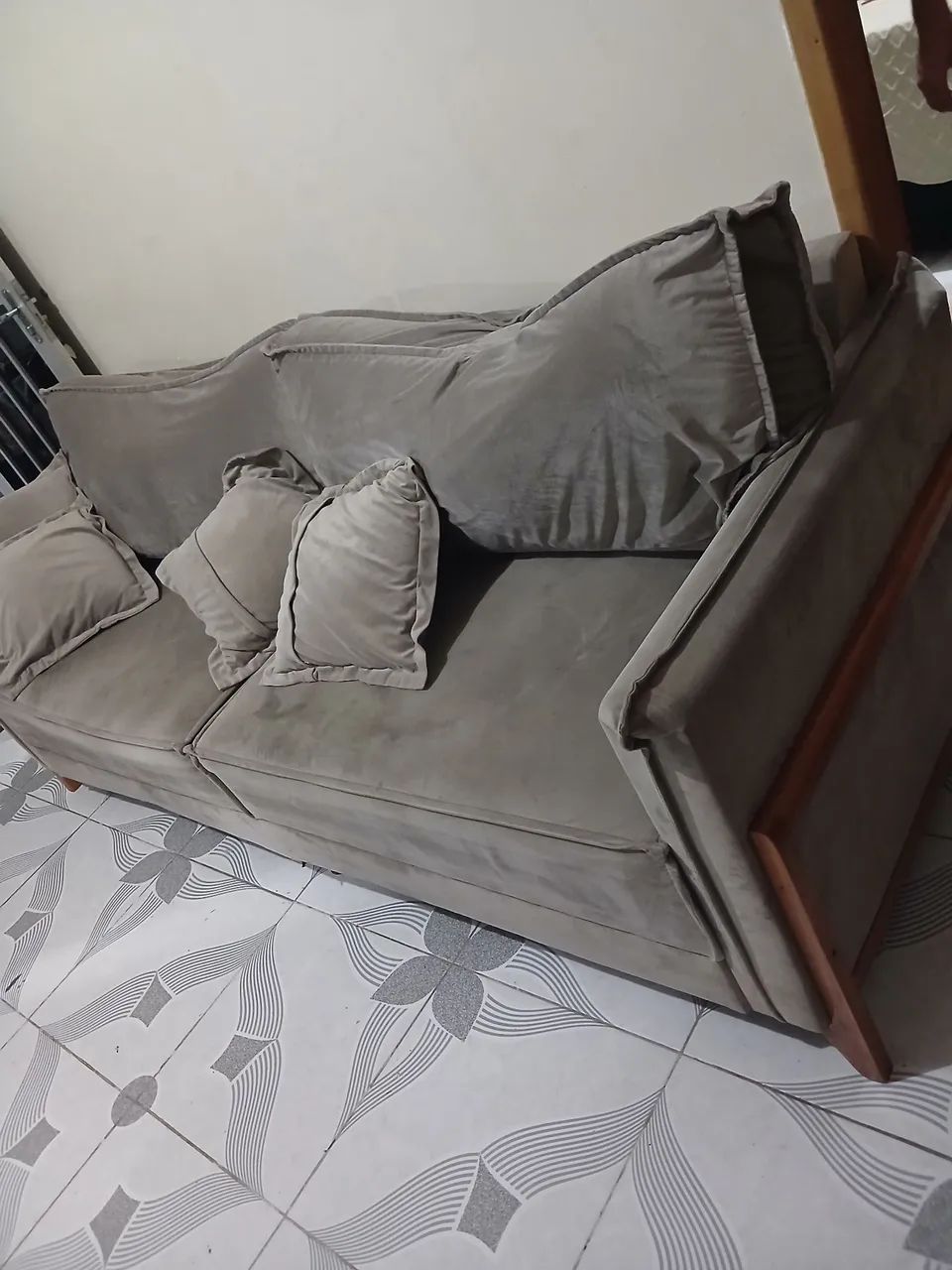Vendo sofá de veludo cinza - Foto 4