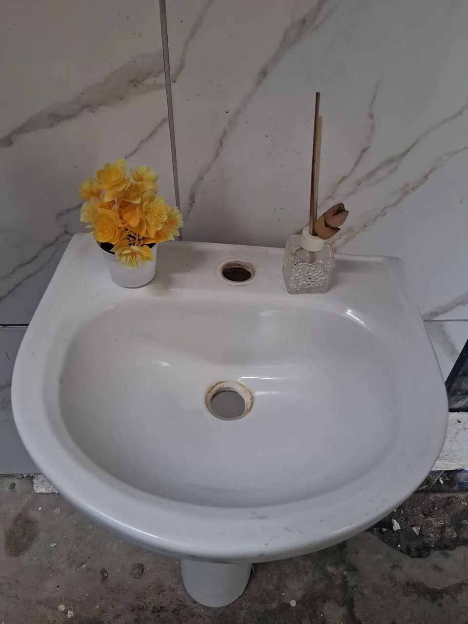 Complete bathroom sink with pedestal