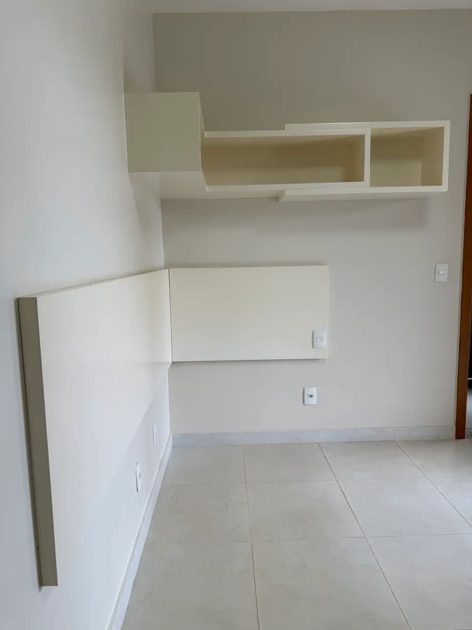 Vendo conjunto de cabeceira de cama e prateleiras em laca  