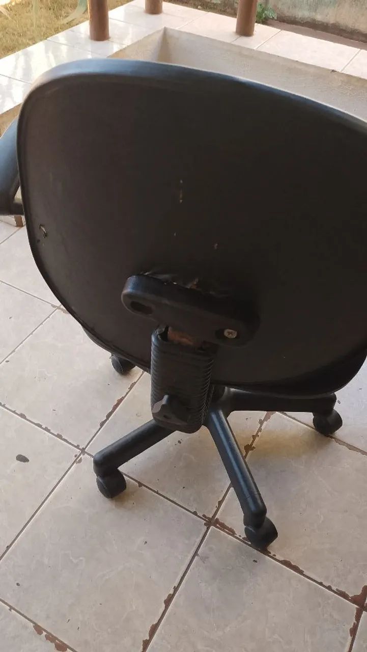 Cadeira giratória com braços conservada o encosto só encaixa - Foto 3