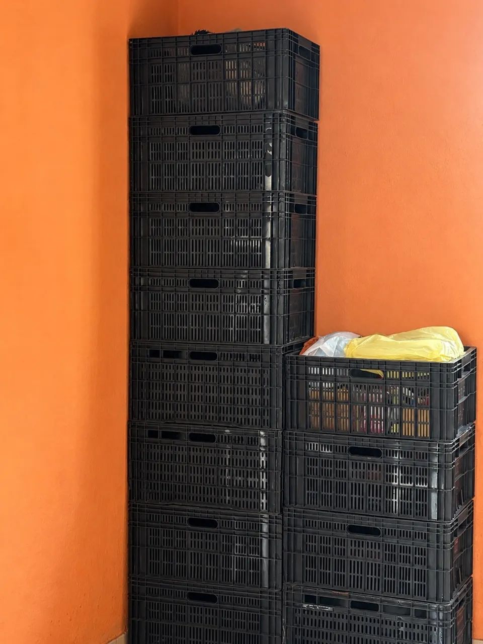 Caixas Plásticas Vazadas Pretas - Ótimo Estado