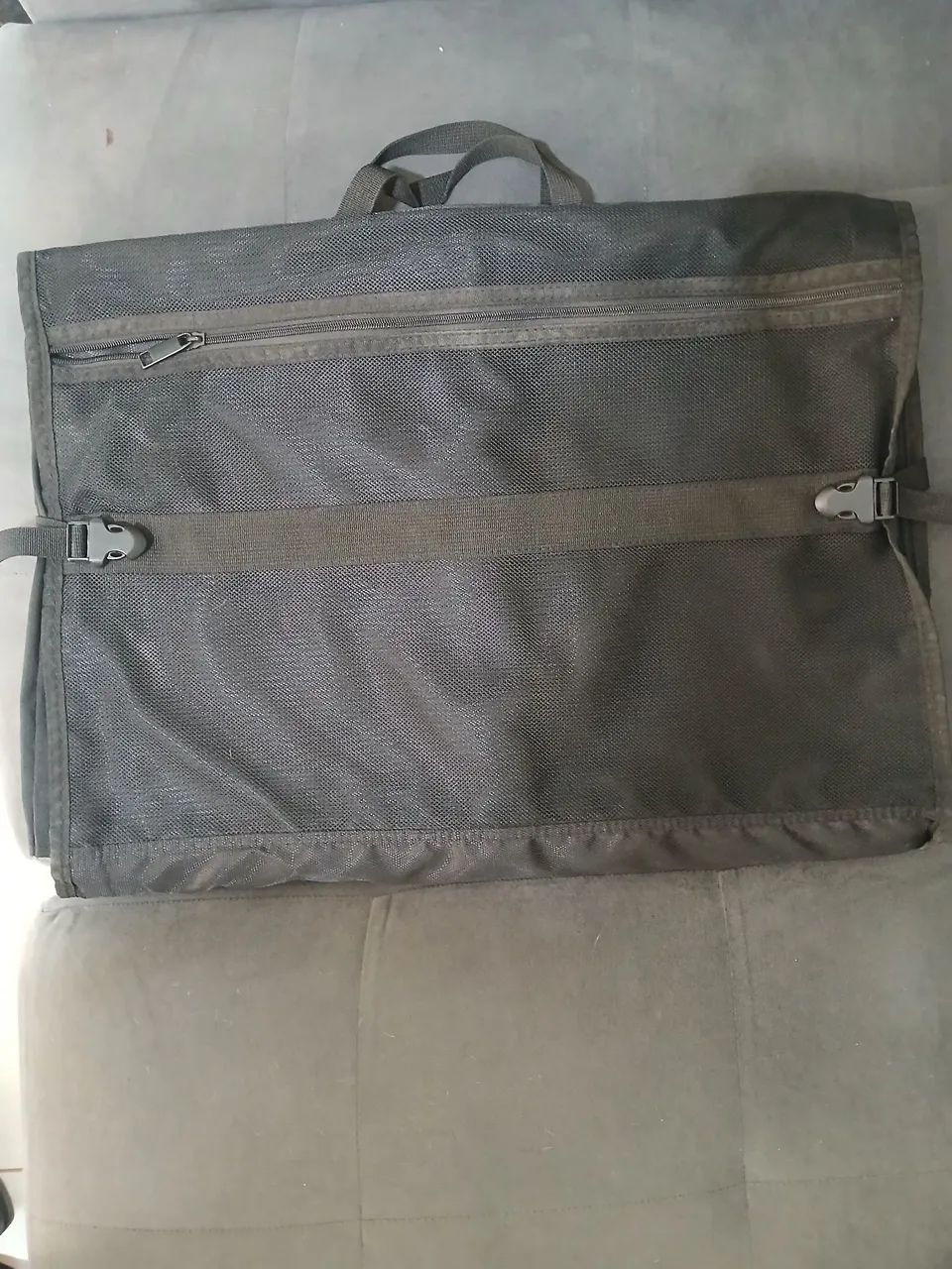 Porta terno na forma de bolsa/pasta de mão marca Lansay 