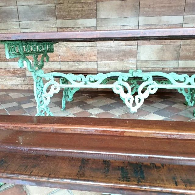 Mesa madeira maciça com pé de ferro e 2 bancos - Foto 4