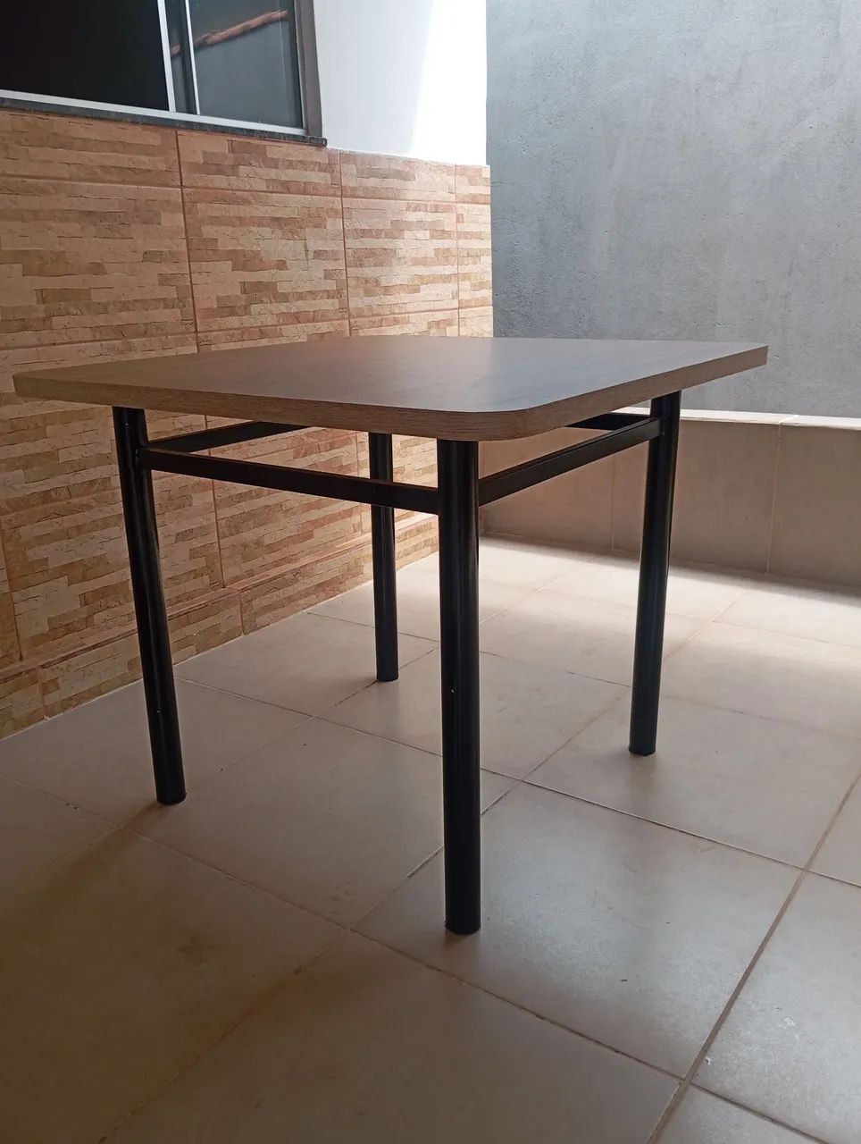 Mesa com base de metal e tampo de MDF 