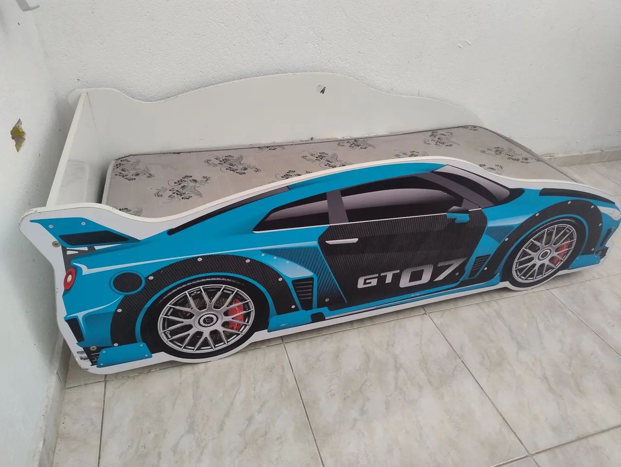 Cama infantil em formato de carro com colchão  - Foto 2