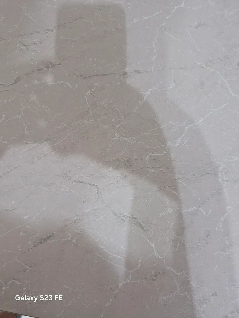 Mesa carraro com pés em ferro semi nova - Foto 3