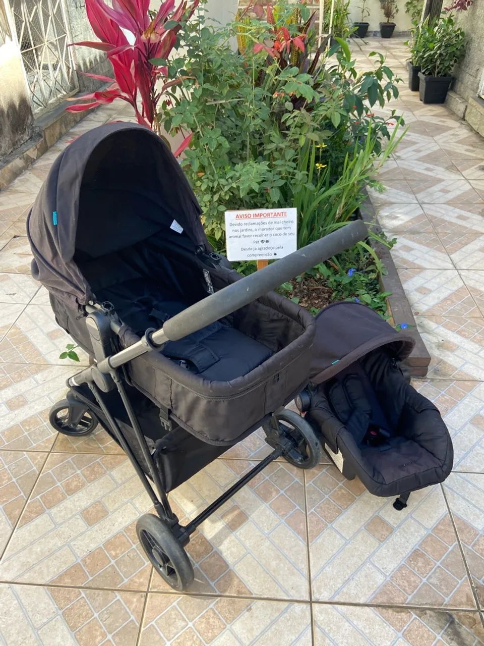 Carrinho de bebê com Moisés e bebê conforto